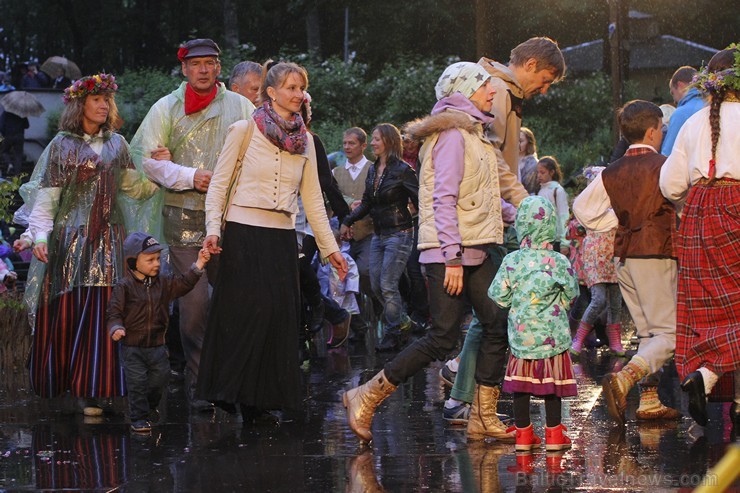 Jāņu nakts svinības Dzegužkalnā pulcē tradicionālās Jāņu svinēšanas piekritējus 152328