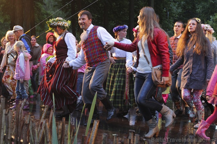 Jāņu nakts svinības Dzegužkalnā pulcē tradicionālās Jāņu svinēšanas piekritējus 152331