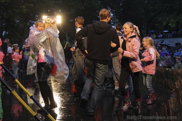 Jāņu nakts svinības Dzegužkalnā pulcē tradicionālās Jāņu svinēšanas piekritējus 152332