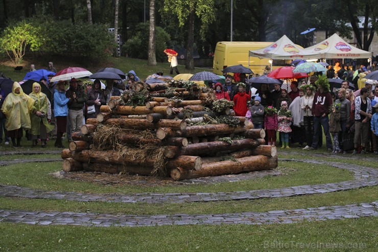 Jāņu nakts svinības Dzegužkalnā pulcē tradicionālās Jāņu svinēšanas piekritējus 152334