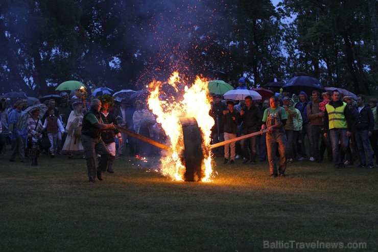 Jāņu nakts svinības Dzegužkalnā pulcē tradicionālās Jāņu svinēšanas piekritējus 152335