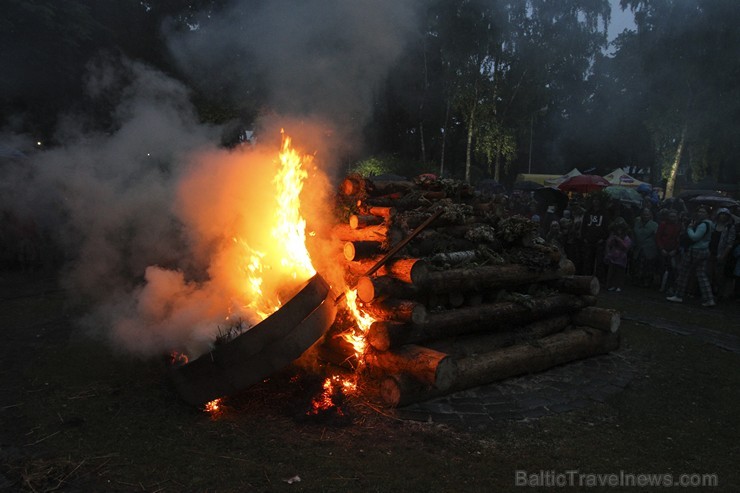 Jāņu nakts svinības Dzegužkalnā pulcē tradicionālās Jāņu svinēšanas piekritējus 152339