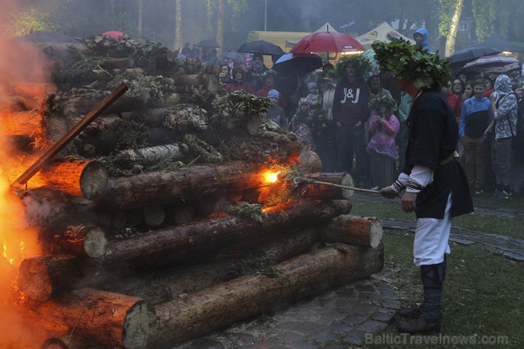 Jāņu nakts svinības Dzegužkalnā pulcē tradicionālās Jāņu svinēšanas piekritējus 152340