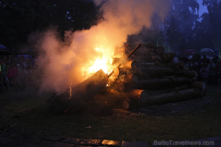 Jāņu nakts svinības Dzegužkalnā pulcē tradicionālās Jāņu svinēšanas piekritējus 152341