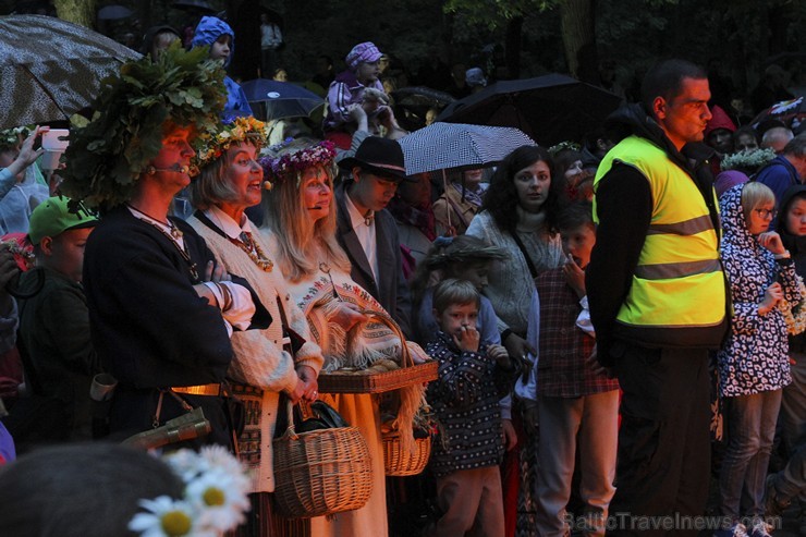 Jāņu nakts svinības Dzegužkalnā pulcē tradicionālās Jāņu svinēšanas piekritējus 152342