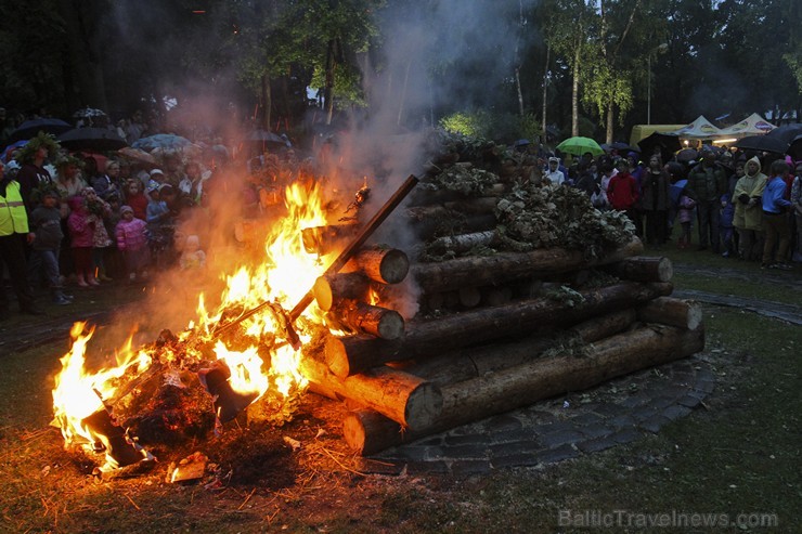 Jāņu nakts svinības Dzegužkalnā pulcē tradicionālās Jāņu svinēšanas piekritējus 152343