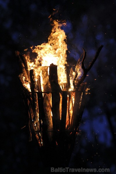 Jāņu nakts svinības Dzegužkalnā pulcē tradicionālās Jāņu svinēšanas piekritējus 152344