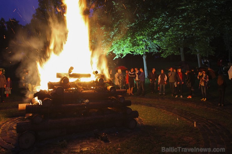 Jāņu nakts svinības Dzegužkalnā pulcē tradicionālās Jāņu svinēšanas piekritējus 152352