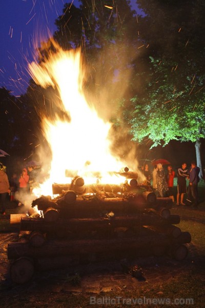 Jāņu nakts svinības Dzegužkalnā pulcē tradicionālās Jāņu svinēšanas piekritējus 152353