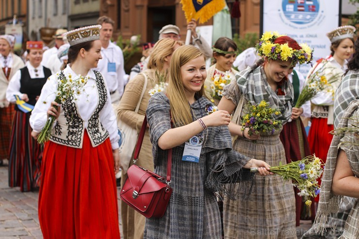 Ziemeļu un Baltijas valstu Dziesmu svētku dalībnieku gājiens Rīgas ielās norit lielās ovācijās 152579