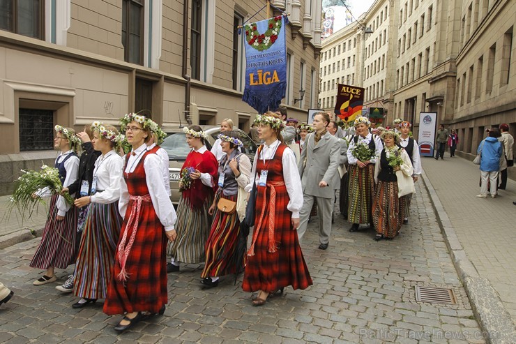 Ziemeļu un Baltijas valstu Dziesmu svētku dalībnieku gājiens Rīgas ielās norit lielās ovācijās 152580