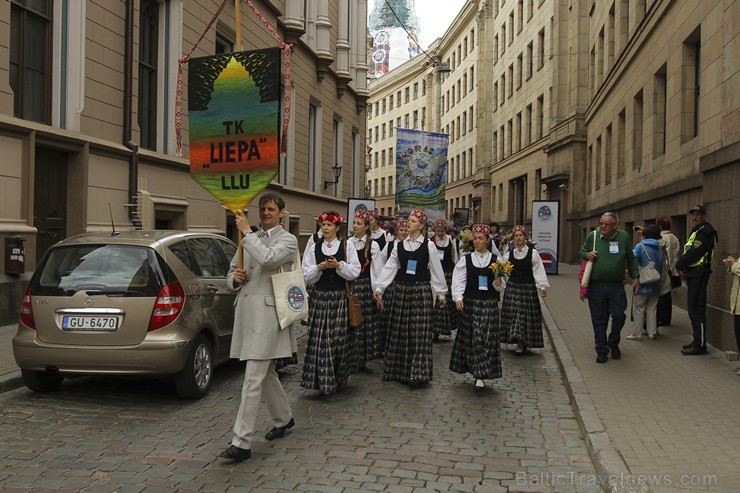 Ziemeļu un Baltijas valstu Dziesmu svētku dalībnieku gājiens Rīgas ielās norit lielās ovācijās 152582