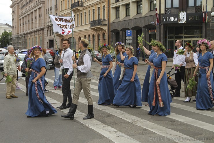 Ziemeļu un Baltijas valstu Dziesmu svētku dalībnieku gājiens Rīgas ielās norit lielās ovācijās 152583