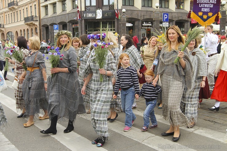 Ziemeļu un Baltijas valstu Dziesmu svētku dalībnieku gājiens Rīgas ielās norit lielās ovācijās 152584