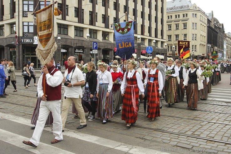 Ziemeļu un Baltijas valstu Dziesmu svētku dalībnieku gājiens Rīgas ielās norit lielās ovācijās 152585