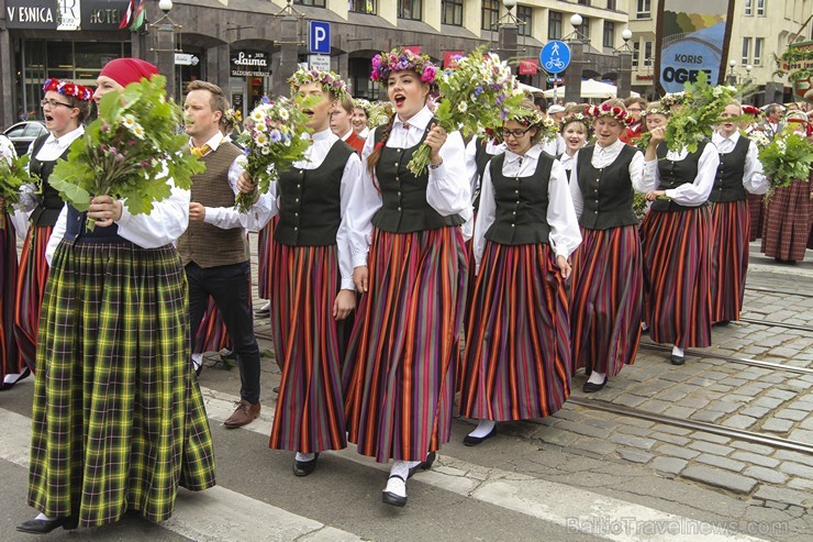 Ziemeļu un Baltijas valstu Dziesmu svētku dalībnieku gājiens Rīgas ielās norit lielās ovācijās 152588