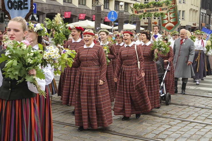 Ziemeļu un Baltijas valstu Dziesmu svētku dalībnieku gājiens Rīgas ielās norit lielās ovācijās 152590