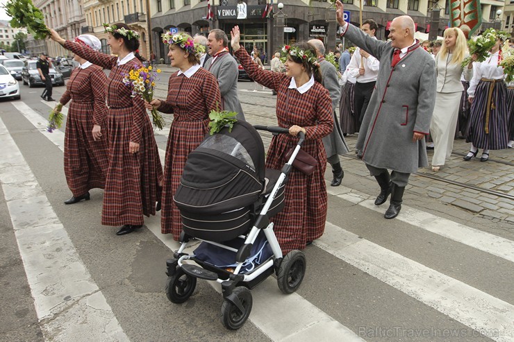 Ziemeļu un Baltijas valstu Dziesmu svētku dalībnieku gājiens Rīgas ielās norit lielās ovācijās 152591