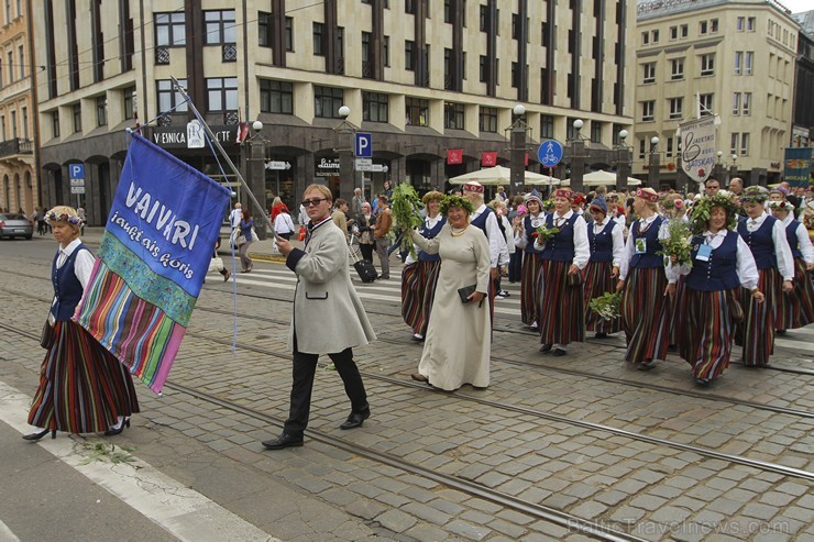 Ziemeļu un Baltijas valstu Dziesmu svētku dalībnieku gājiens Rīgas ielās norit lielās ovācijās 152592