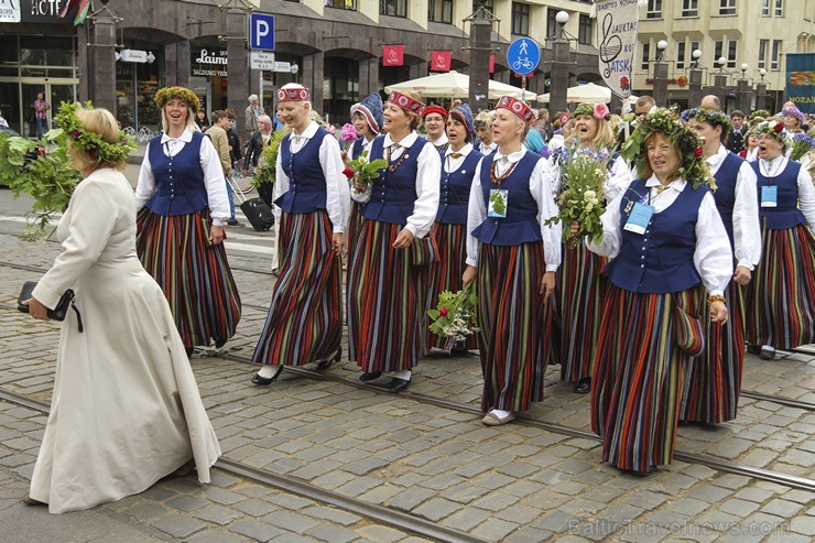 Ziemeļu un Baltijas valstu Dziesmu svētku dalībnieku gājiens Rīgas ielās norit lielās ovācijās 152593