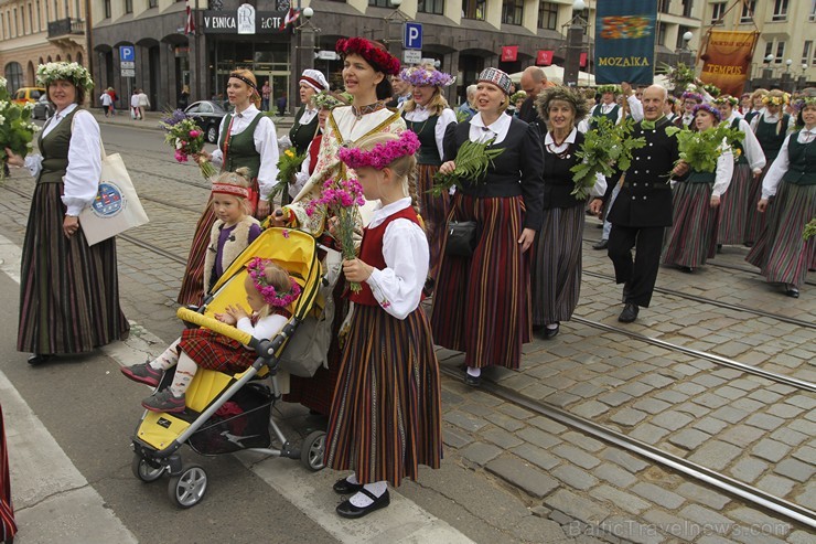 Ziemeļu un Baltijas valstu Dziesmu svētku dalībnieku gājiens Rīgas ielās norit lielās ovācijās 152594