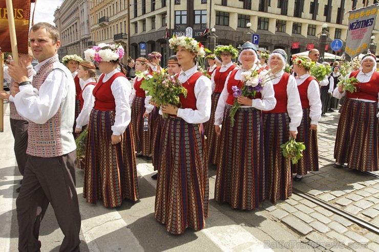 Ziemeļu un Baltijas valstu Dziesmu svētku dalībnieku gājiens Rīgas ielās norit lielās ovācijās 152595