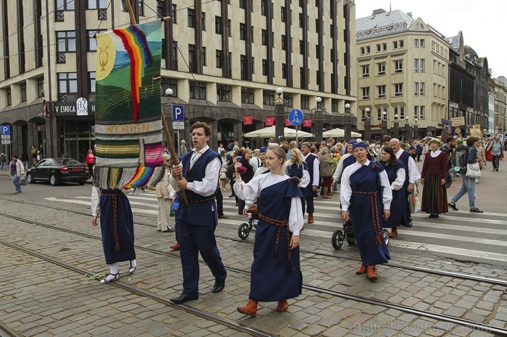 Ziemeļu un Baltijas valstu Dziesmu svētku dalībnieku gājiens Rīgas ielās norit lielās ovācijās 152597