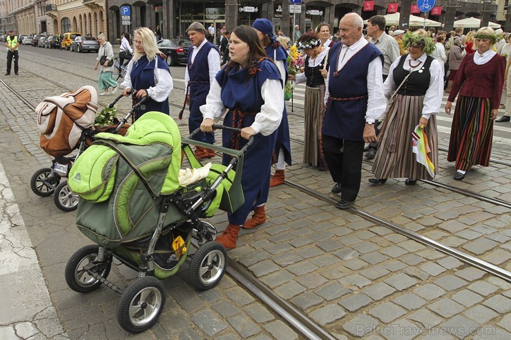 Ziemeļu un Baltijas valstu Dziesmu svētku dalībnieku gājiens Rīgas ielās norit lielās ovācijās 152598