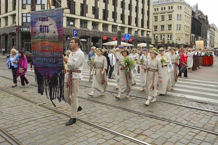 Ziemeļu un Baltijas valstu Dziesmu svētku dalībnieku gājiens Rīgas ielās norit lielās ovācijās 152600