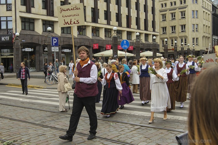 Ziemeļu un Baltijas valstu Dziesmu svētku dalībnieku gājiens Rīgas ielās norit lielās ovācijās 152601