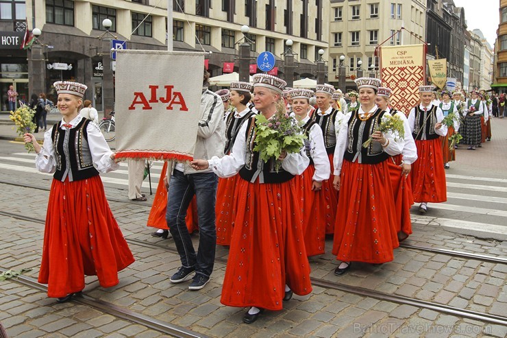 Ziemeļu un Baltijas valstu Dziesmu svētku dalībnieku gājiens Rīgas ielās norit lielās ovācijās 152602