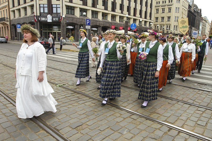 Ziemeļu un Baltijas valstu Dziesmu svētku dalībnieku gājiens Rīgas ielās norit lielās ovācijās 152603