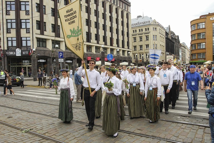 Ziemeļu un Baltijas valstu Dziesmu svētku dalībnieku gājiens Rīgas ielās norit lielās ovācijās 152604