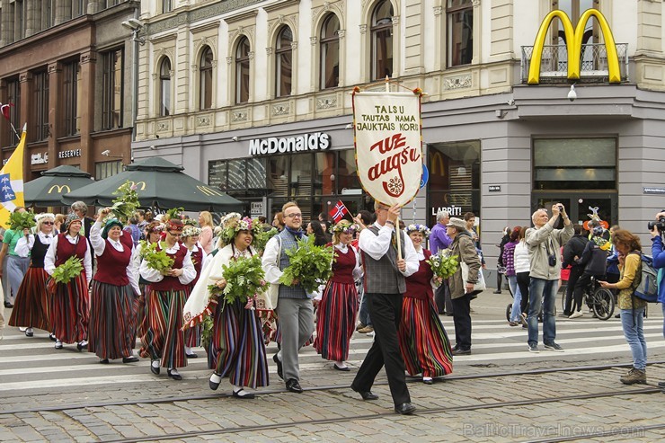 Ziemeļu un Baltijas valstu Dziesmu svētku dalībnieku gājiens Rīgas ielās norit lielās ovācijās 152605