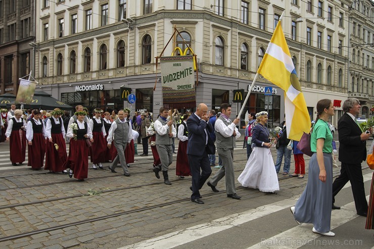 Ziemeļu un Baltijas valstu Dziesmu svētku dalībnieku gājiens Rīgas ielās norit lielās ovācijās 152606