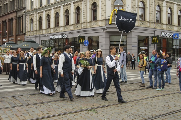 Ziemeļu un Baltijas valstu Dziesmu svētku dalībnieku gājiens Rīgas ielās norit lielās ovācijās 152609