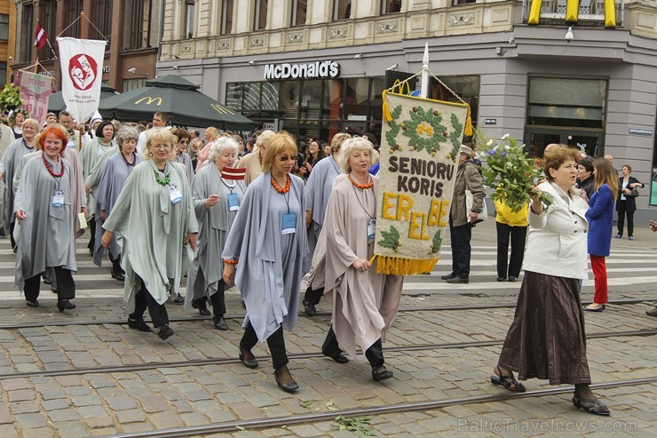 Ziemeļu un Baltijas valstu Dziesmu svētku dalībnieku gājiens Rīgas ielās norit lielās ovācijās 152610