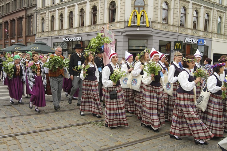 Ziemeļu un Baltijas valstu Dziesmu svētku dalībnieku gājiens Rīgas ielās norit lielās ovācijās 152611