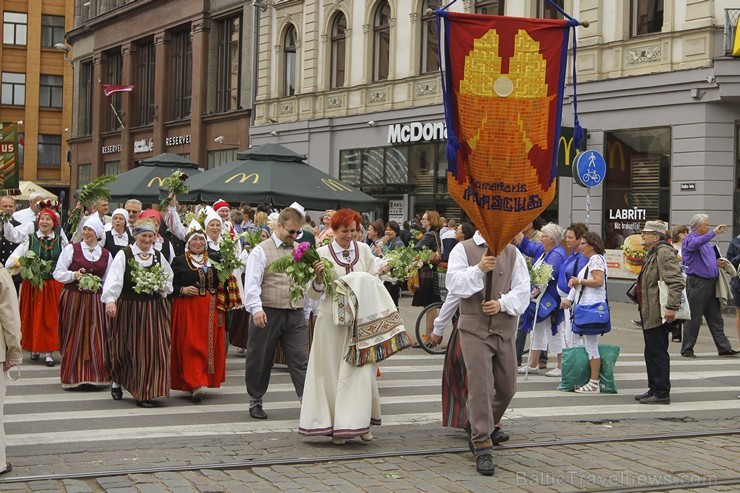 Ziemeļu un Baltijas valstu Dziesmu svētku dalībnieku gājiens Rīgas ielās norit lielās ovācijās 152612