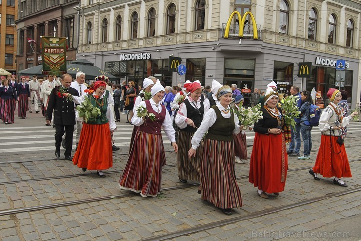 Ziemeļu un Baltijas valstu Dziesmu svētku dalībnieku gājiens Rīgas ielās norit lielās ovācijās 152613