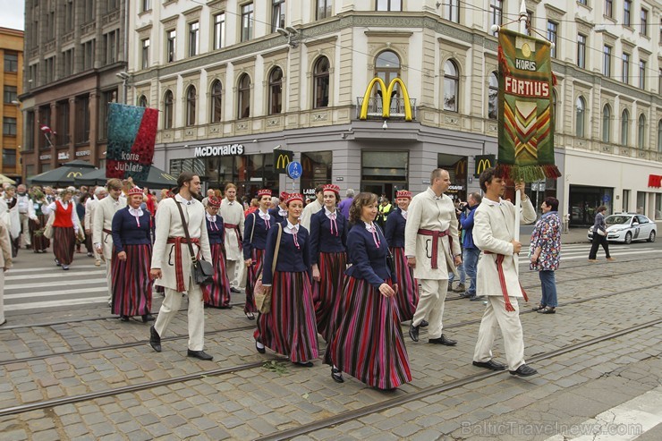 Ziemeļu un Baltijas valstu Dziesmu svētku dalībnieku gājiens Rīgas ielās norit lielās ovācijās 152614