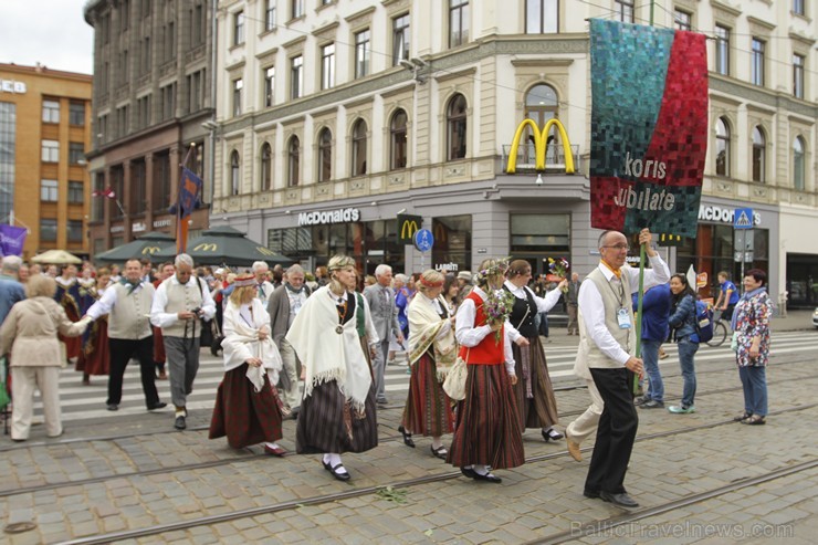 Ziemeļu un Baltijas valstu Dziesmu svētku dalībnieku gājiens Rīgas ielās norit lielās ovācijās 152615