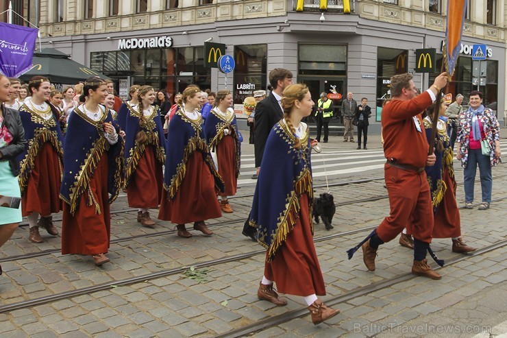 Ziemeļu un Baltijas valstu Dziesmu svētku dalībnieku gājiens Rīgas ielās norit lielās ovācijās 152616