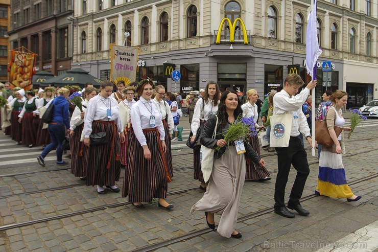 Ziemeļu un Baltijas valstu Dziesmu svētku dalībnieku gājiens Rīgas ielās norit lielās ovācijās 152617