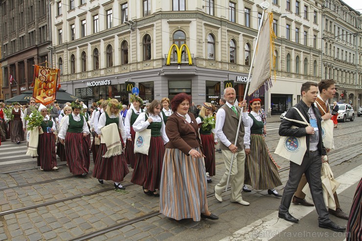 Ziemeļu un Baltijas valstu Dziesmu svētku dalībnieku gājiens Rīgas ielās norit lielās ovācijās 152618