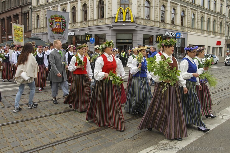 Ziemeļu un Baltijas valstu Dziesmu svētku dalībnieku gājiens Rīgas ielās norit lielās ovācijās 152619