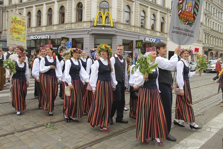 Ziemeļu un Baltijas valstu Dziesmu svētku dalībnieku gājiens Rīgas ielās norit lielās ovācijās 152620