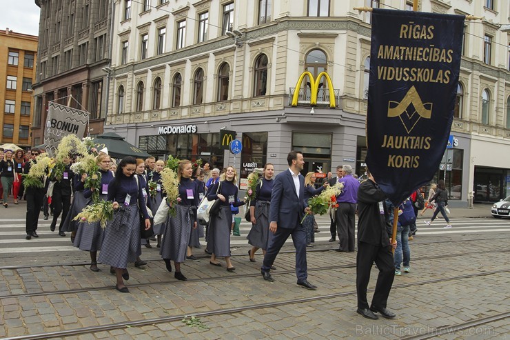 Ziemeļu un Baltijas valstu Dziesmu svētku dalībnieku gājiens Rīgas ielās norit lielās ovācijās 152622