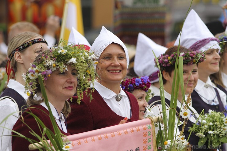 Ziemeļu un Baltijas valstu Dziesmu svētku dalībnieku gājiens Rīgas ielās norit lielās ovācijās 152626