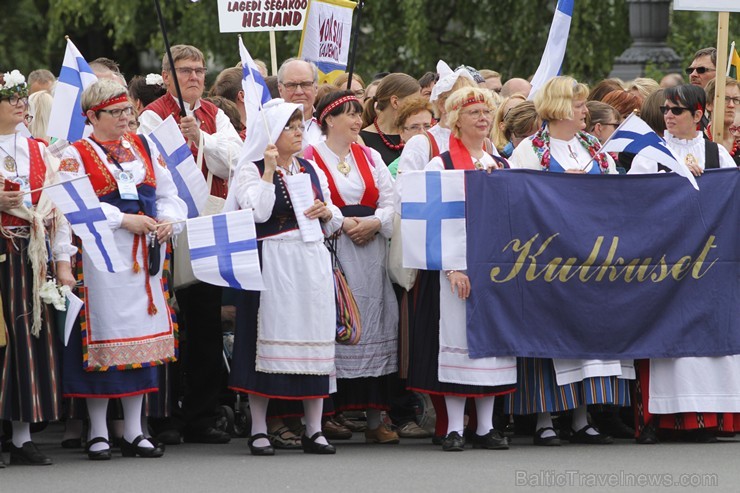 Ziemeļu un Baltijas valstu Dziesmu svētku dalībnieku gājiens Rīgas ielās norit lielās ovācijās 152628